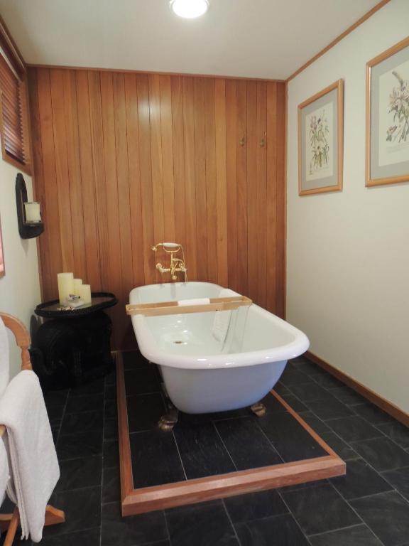The Turret Boutique Accommodation Куийнстаун Стая снимка